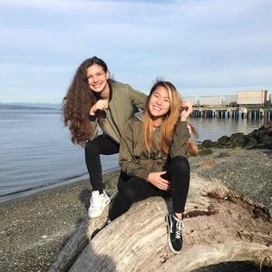 Meet your Poshers, Maddie and Ellie